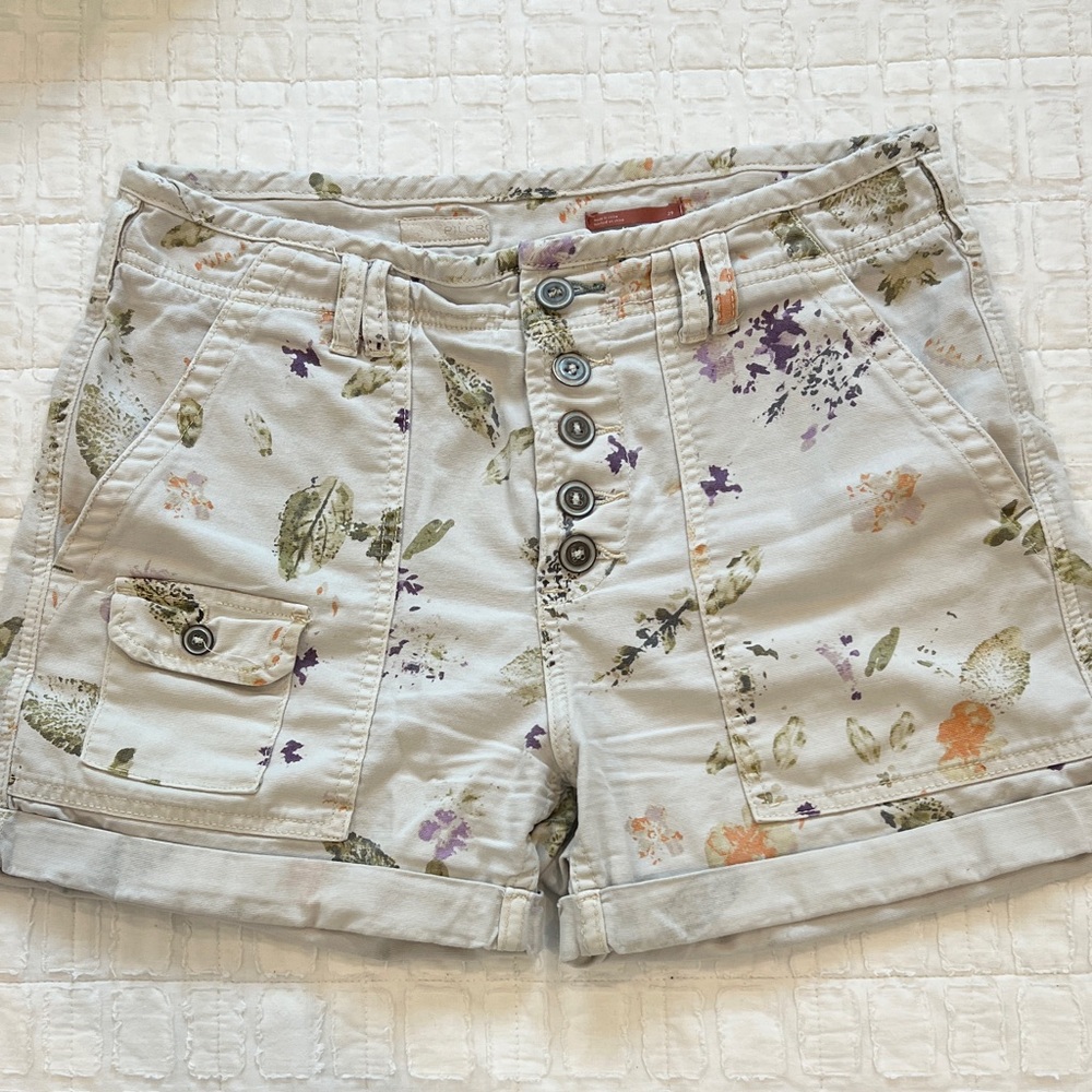 Anthro Pilcro Wanderer Shorts in Cute Leaf Splatter Pattern EUC